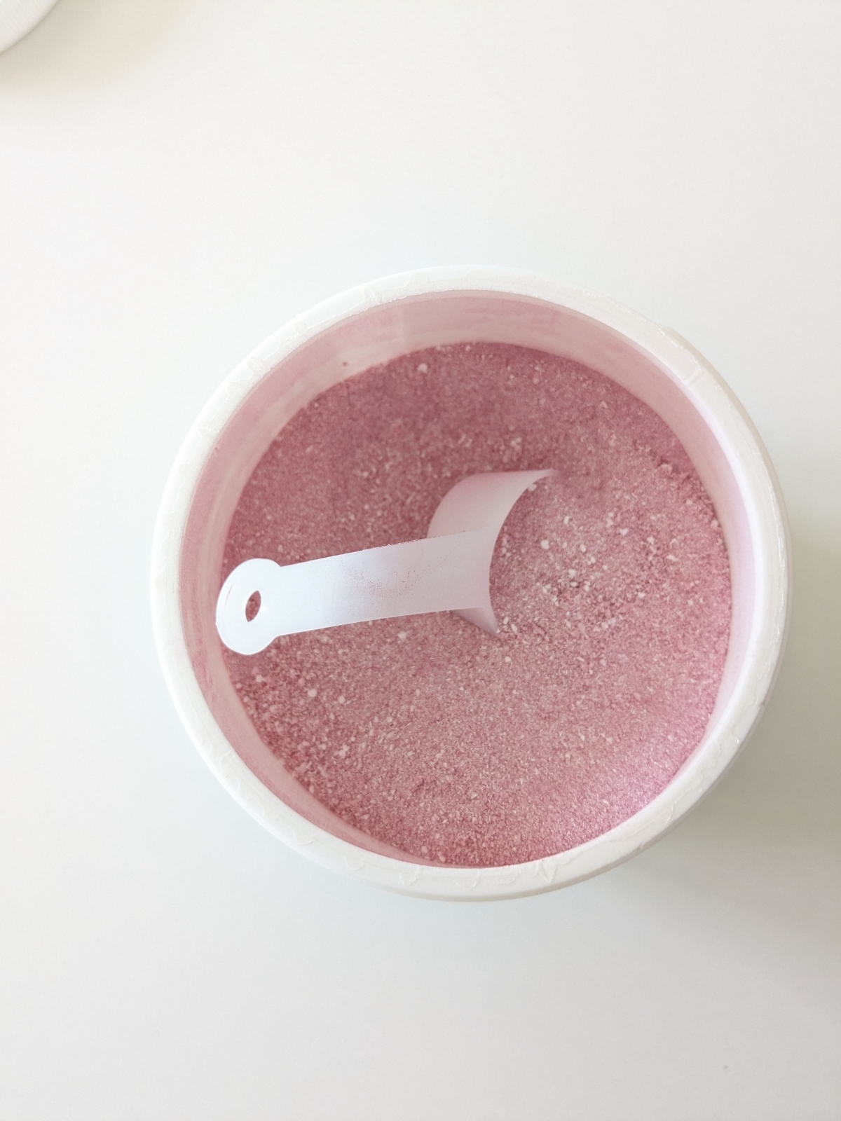 Smartsupps PWO i öppnad burk med skopa, foto taget av oss under testet